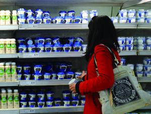 食品专家揭秘老酸奶骗局 老酸奶添加了凝胶