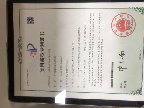 一种纸盒长边自动扣盒装箱