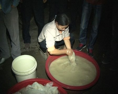 小作坊豆腐无证经营 烂黄豆制作添加剂调剂 -